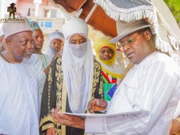 VISITE DU ROI DE KANO NIGERIA AU PRESIDENT BAYE CISS DURANT LES TRAVAUX DE CONSTRUCTION DE L'ESPLANADE DE MEDINA BAYE